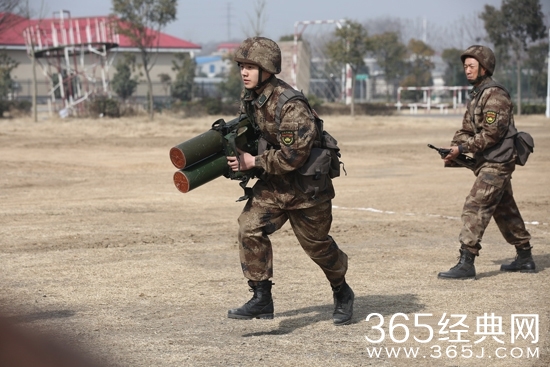 《男子汉》今晚公开实兵对抗 众星告别老连队泪如雨下