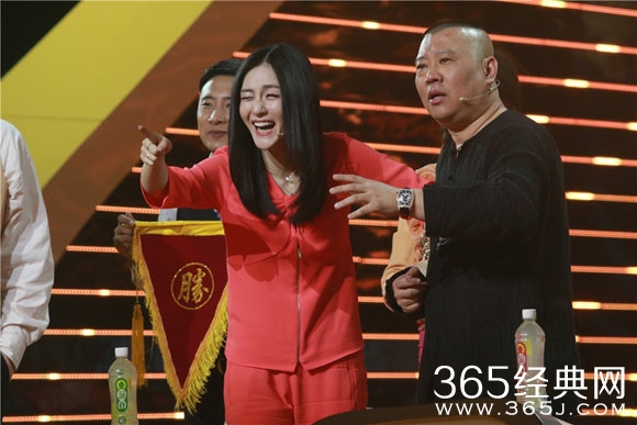 《喜剧狂》全国六强出炉 谢娜郭德纲手拉手关系好