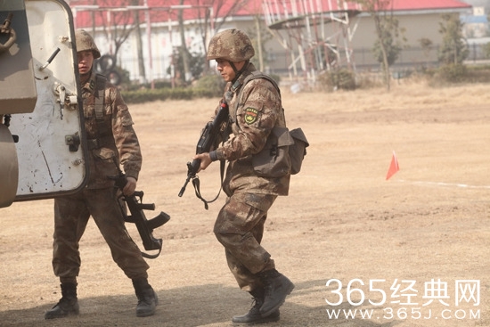 《男子汉》今晚公开实兵对抗 众星告别老连队泪如雨下