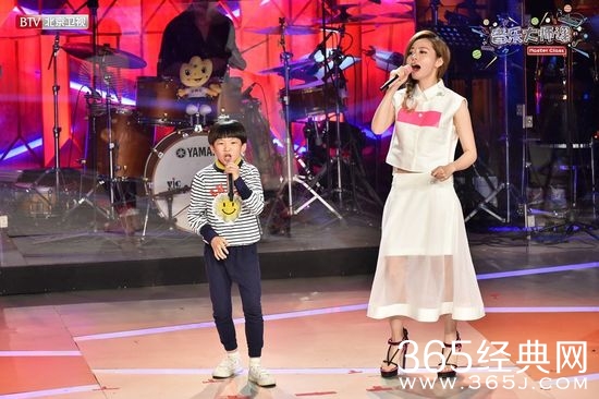 张靓颖跟孩子飙歌