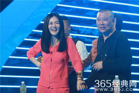 《喜剧狂》全国六强出炉 谢娜郭德纲手拉手关系好