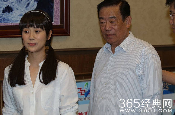 六六新剧海清扎小辫扮嫩 与杜淳演床戏“很痛苦”