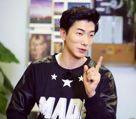 张亮为《running man》设计战袍 撕名牌被群殴