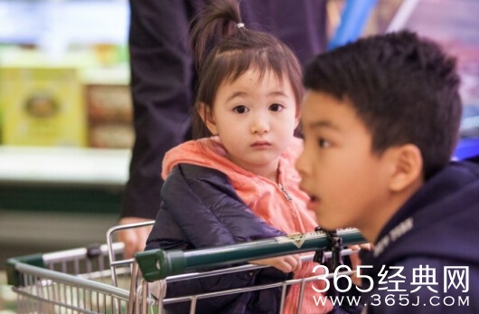 《爸爸回来了》王中磊回归串门 威廉照顾奥莉