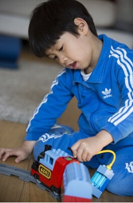 《爸爸回来了》王中磊回归串门 威廉照顾奥莉