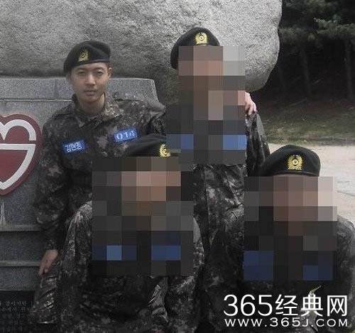 韩星金贤重晒穿军装照 答应父母做个优秀军人