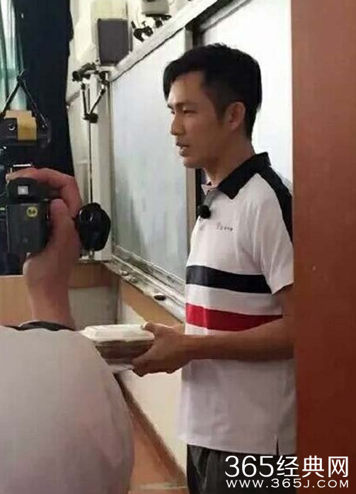 中国版《我去上学啦》钟汉良背双肩包秒杀小鲜肉