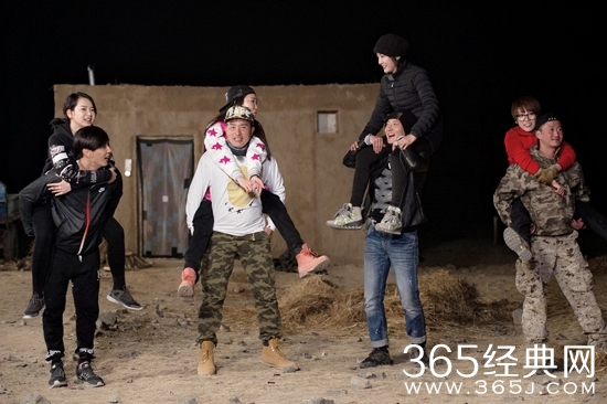 《出发吧爱情》吴京夫妇意外输比赛 带众星豪饮白酒