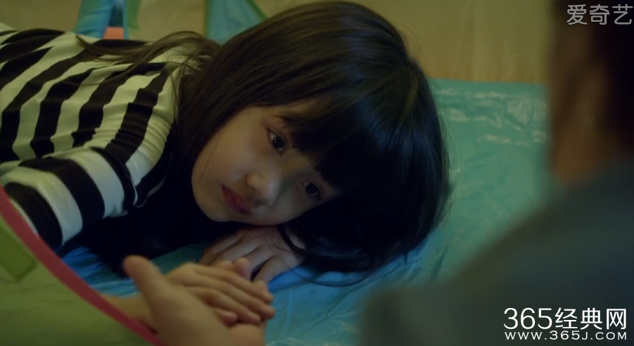 《虎妈猫爸》茜茜向妈妈伸手时的背景音乐是什么