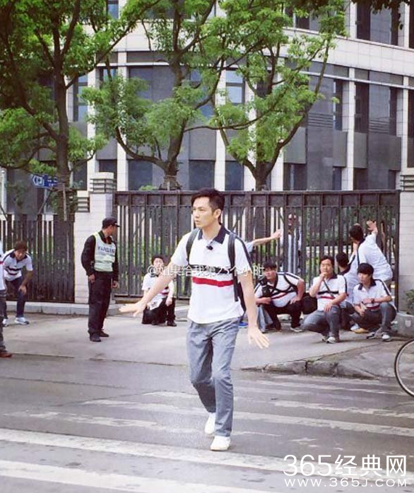中国版《我去上学啦》钟汉良背双肩包秒杀小鲜肉