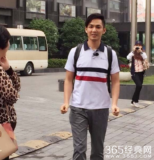 中国版《我去上学啦》钟汉良背双肩包秒杀小鲜肉