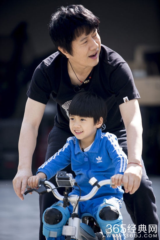 《爸爸回来了2》郑钧画风突变 严父心太软尽显柔情