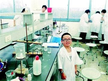 四川大学袖珍学霸走红 志比天高