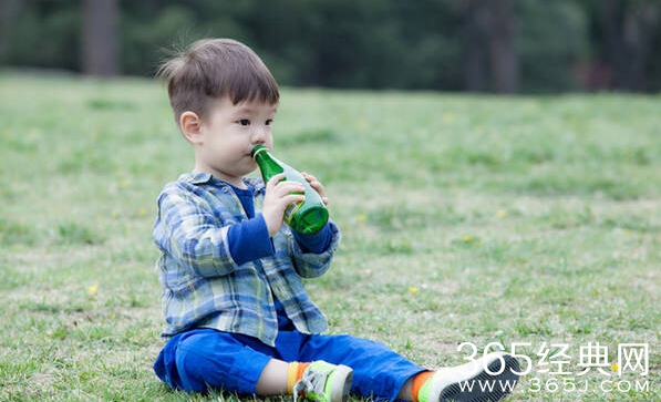 《爸爸回来了》杜江儿子萌化网友 嗯哼吐舌头喝水可爱