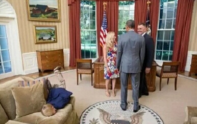 克劳迪娅·莫泽白宫发飙现场照片