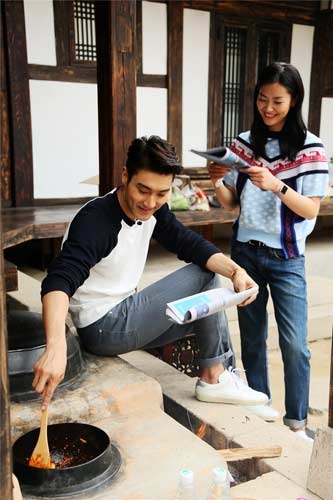 《我们相爱吧》石榴夫妇令剪辑师纠结 刘雯崔始源采访真心