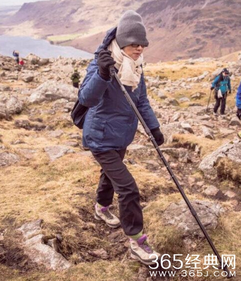 《花儿与少年》毛阿敏意外摔倒旧病复发 井柏然初任导游遇难题