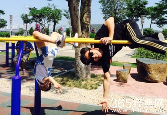 于毅与姜斯琪玩耍