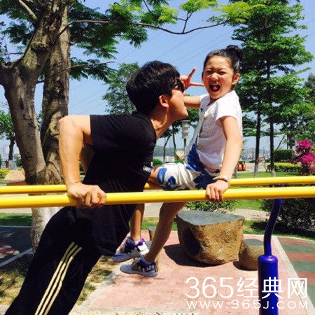 于毅与姜斯琪玩耍