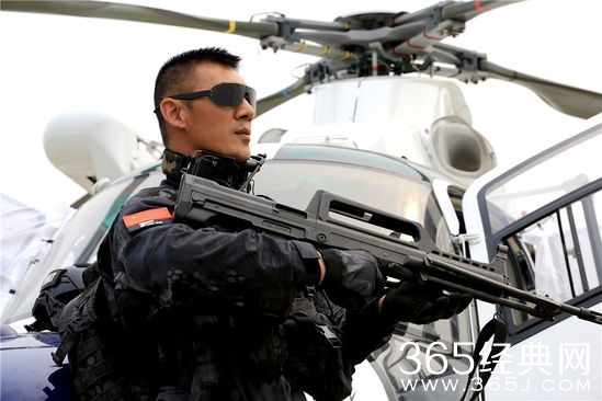 任天野饰演龙飞虎