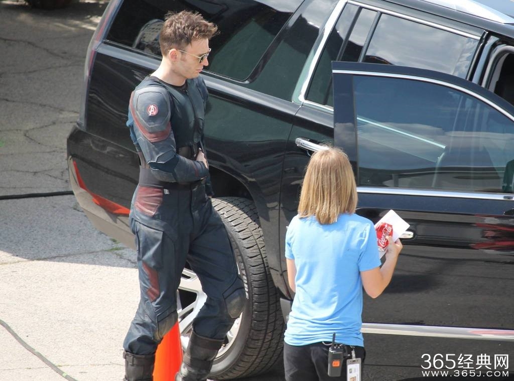 《美国队长3：内战》片场新照 美队露黑丝