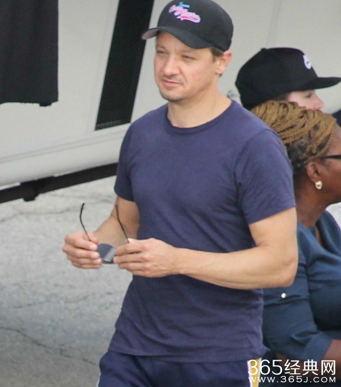 《美国队长3：内战》片场新照 美队露黑丝