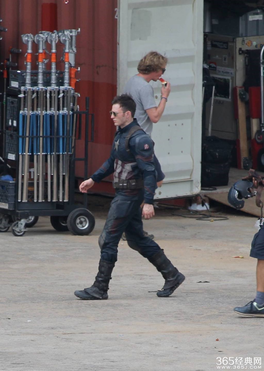 《美国队长3：内战》片场新照 美队露黑丝