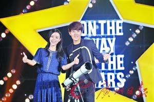 张静初（左）和吴克群