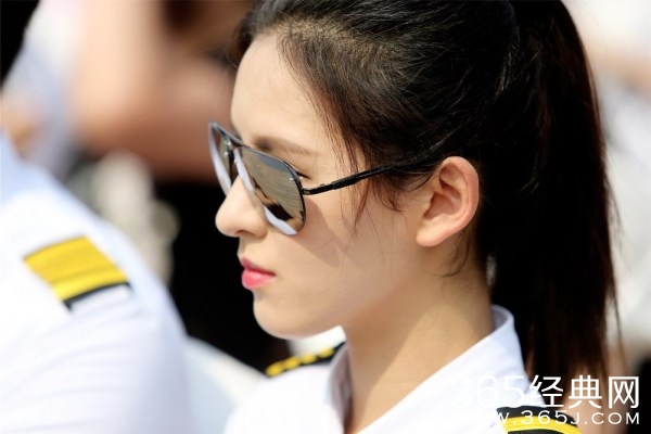 王思聪前女友张予曦加盟真人秀 学开飞机