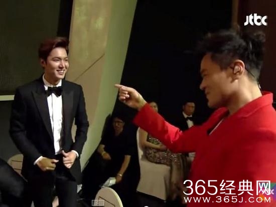 朴轸泳突然中断表演，跑去和李敏镐握手