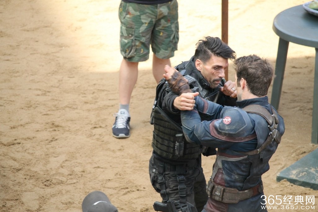 《美国队长3：内战》片场新照 美队露黑丝