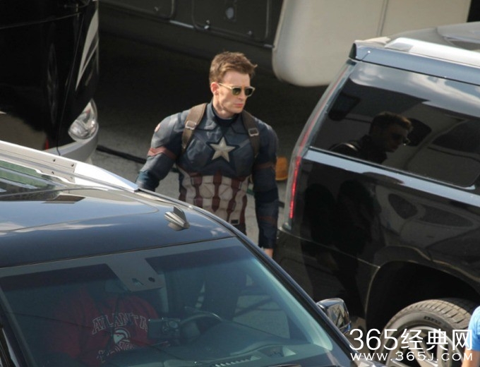 《美国队长3：内战》片场新照 美队露黑丝