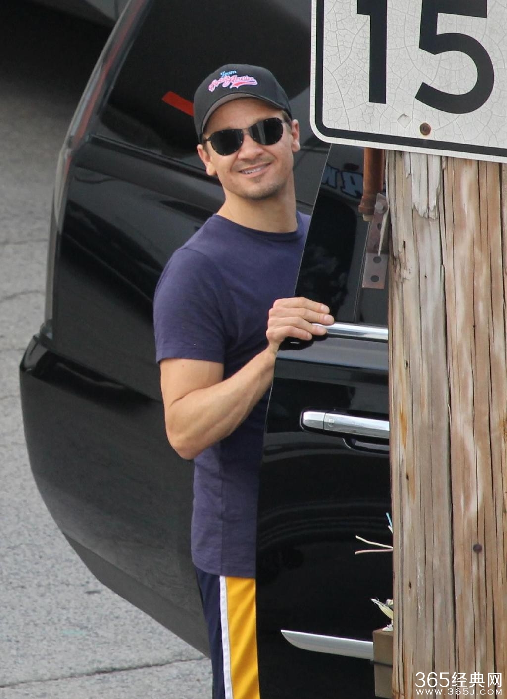 《美国队长3：内战》片场新照 美队露黑丝