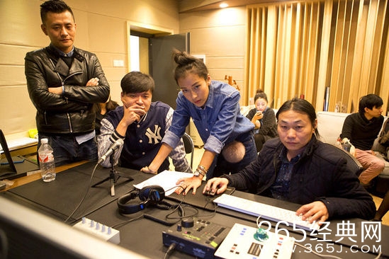 吉克隽逸在录音棚。