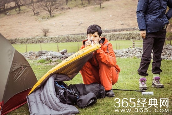 呆萌井柏然吹气垫床