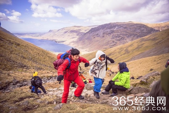 井柏然与许晴一起攀登