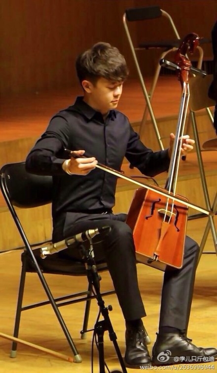 孛儿只斤·包迪录制《天天向上》现场照曝光