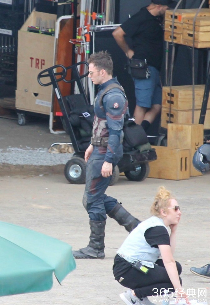 《美国队长3：内战》片场新照 美队露黑丝