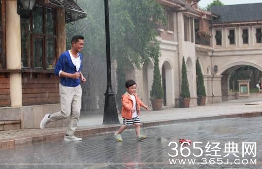 古天乐父爱泛滥无人能敌 与萌宝上演雨中追车