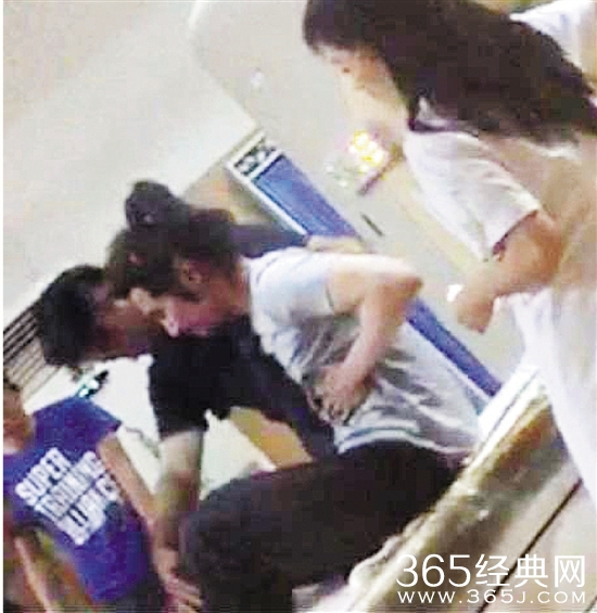 赵又廷在拍摄电影《勇士之门》受伤