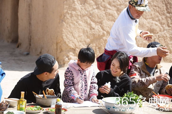 戚薇李承铉陪同当地孩子学习