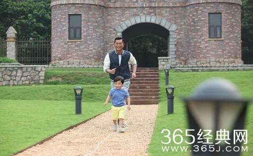 古天乐父爱泛滥无人能敌 与萌宝上演雨中追车