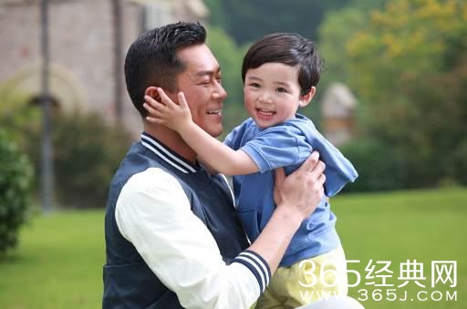 古天乐父爱泛滥无人能敌 与萌宝上演雨中追车