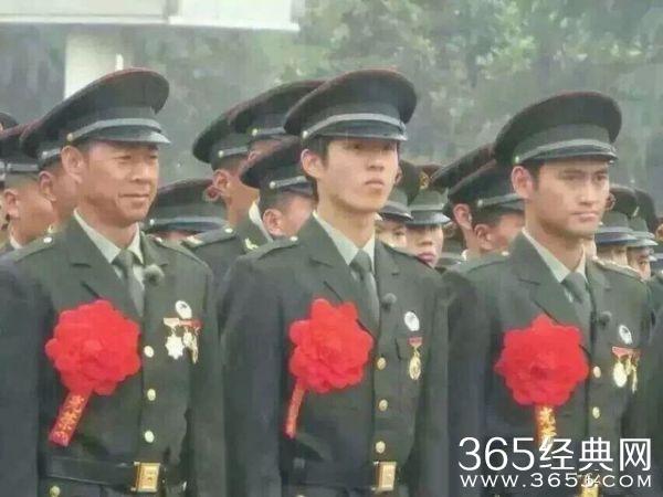 《真正男子汉》退伍照爆光