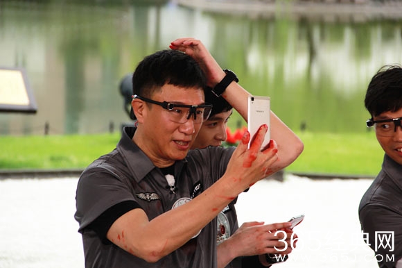 《极限挑战》上海闹市录制 黄磊街头筹款孙红雷频自拍