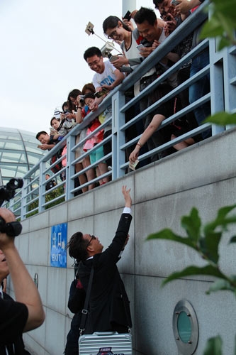 《极限挑战》上海闹市录制 黄磊街头筹款孙红雷频自拍