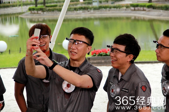 《极限挑战》上海闹市录制 黄磊街头筹款孙红雷频自拍