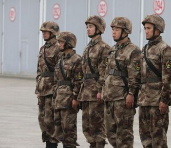 《真正男子汉》嘉宾身上的臂章前锋2个字是什么意思