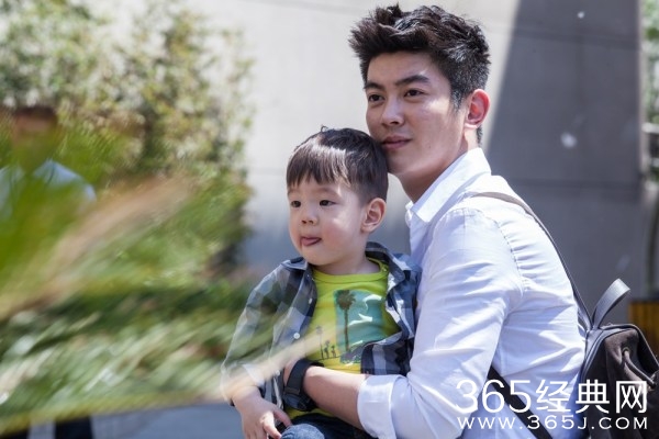 李晨被嗯哼叫爸爸跑男团集体乱入《爸爸回来了》