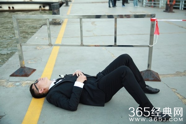 《极限挑战》孙红雷求合影遭拒 黄小厨筹款解困